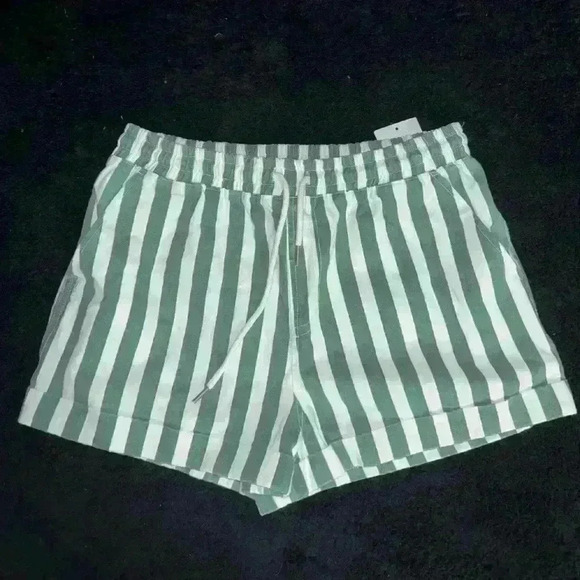 Cute green and white stripped cuffed shorts - Picture 1 of 3